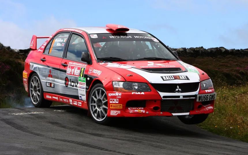 Mitsubishi Lancer Evolution en acción en rally, el icono JDM que nació como trámite de homologación y se convirtió en leyenda