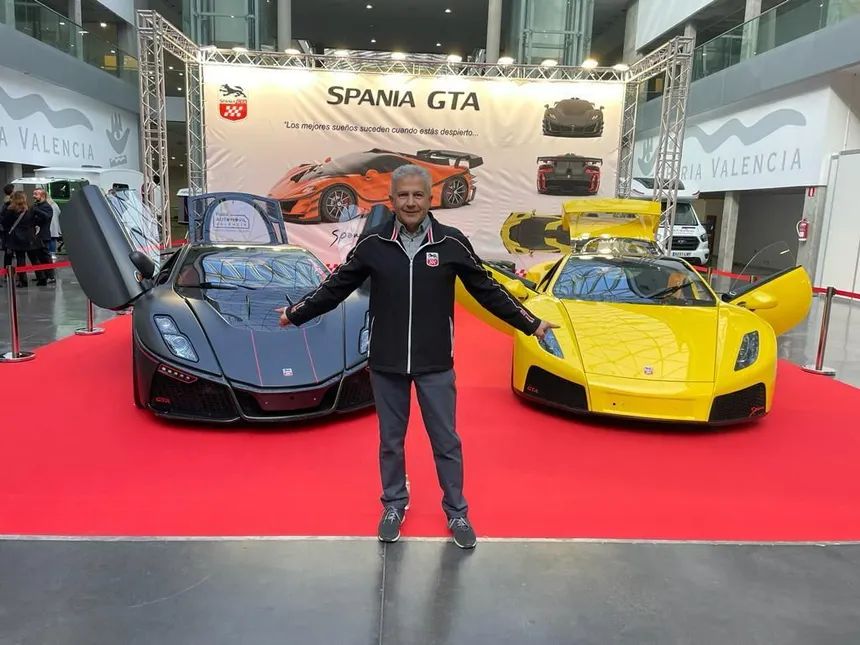 Domingo Ochoa al frente de sus dos creaciones. El Spano GTA en su maximo esplendor.