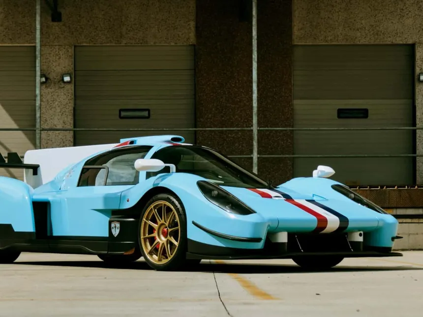 SCG 007 LMH en el podio de Le Mans 2022 con Westbrook Briscoe y Mailleux