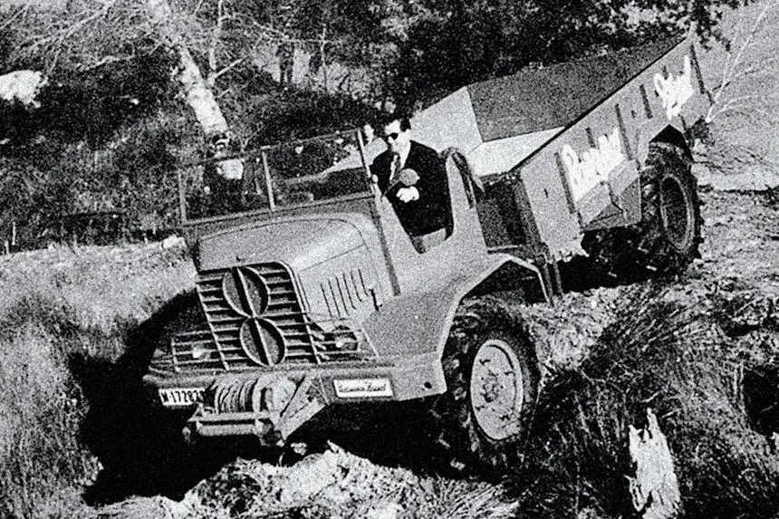 Eduardo Barreriors en las pruebas del camion apodado "el abuelo"