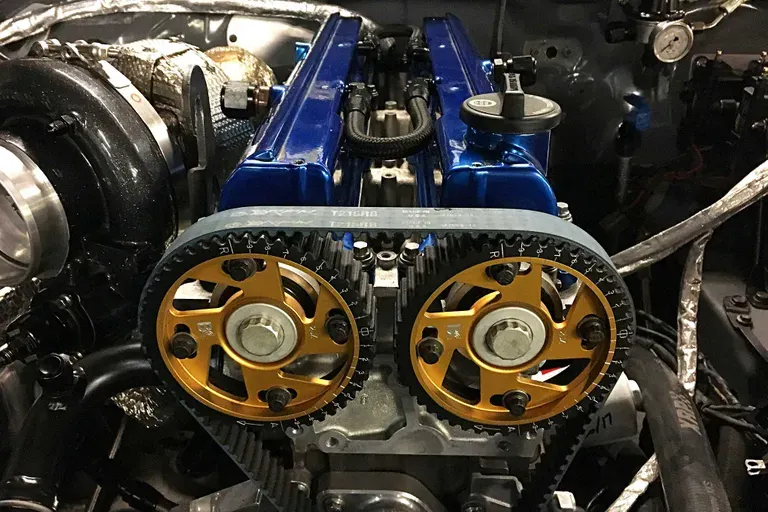 Motor Toyota 2JZ-GTE de seis cilindros en linea con turbo montado en un Toyota Supra A80