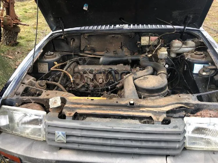 Citroen C-15 con mucho uso con el motor visto sucio pero funcionando