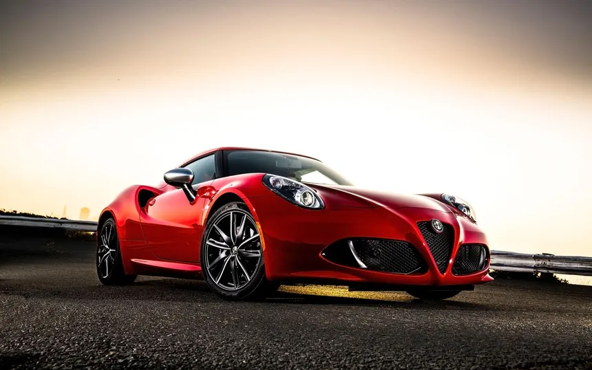 Alfa Romeo 4C coupé en Rosso Alfa visto de tres cuartos delantero mostrando la silueta de motor central