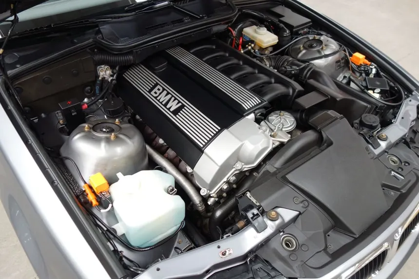 MW M50B25 inline-six engine with cast iron block