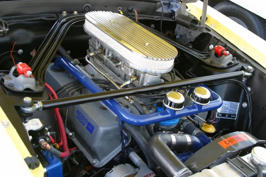 Motor Ford Boss 302 small block de culatas Cleveland sobre bloque Windsor, diseñado para homologación Trans-Am SCCA 1969