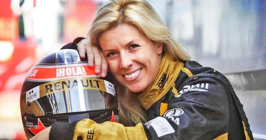María de Villota con casco de Fórmula 1, representación artística de homenaje a la primera española en pilotar un F1