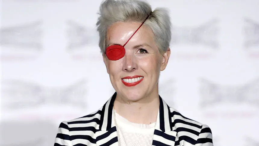 Estrella de María de Villota en el casco de Carlos Sainz Jr como homenaje a su mentora en la Escuela de Pilotos Emilio de Villota