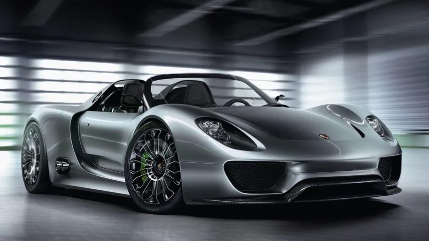 887 CV. Un V8 y dos motores eléctricos. Récord de Nürburgring. El Porsche 918 Spyder fue el híbrido que hizo callar a los petrolheads. Por qué importa.