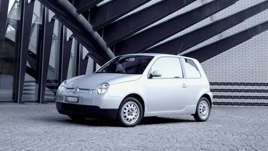 Volkswagen Lupo 3L TDI en color plata, vista frontal tres cuartos mostrando el diseño compacto y los paneles de aluminio"