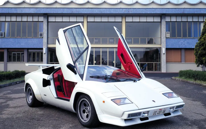 Silueta angular de superdeportivo italiano de los años 70 en tono amarillo, iluminación dramática con contraste de sombras, ángulo bajo cinematográfico, grano de película