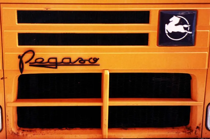 Logo de Pegaso en el frontal de un camion de la marca...