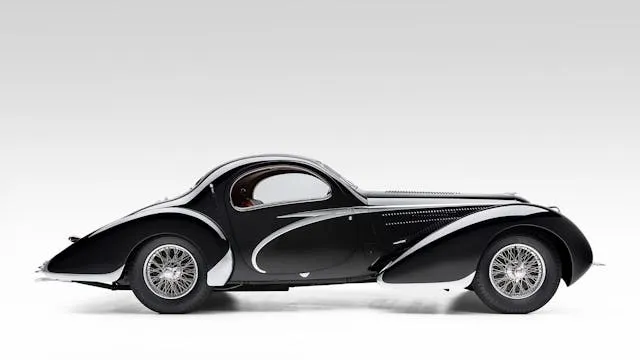 Talbot-Lago T150C SS Teardrop Coupé de Figoni et Falaschi, vista lateral completa mostrando la carrocería de líneas fluidas sin ángulos rectos, acabado metálico años treinta