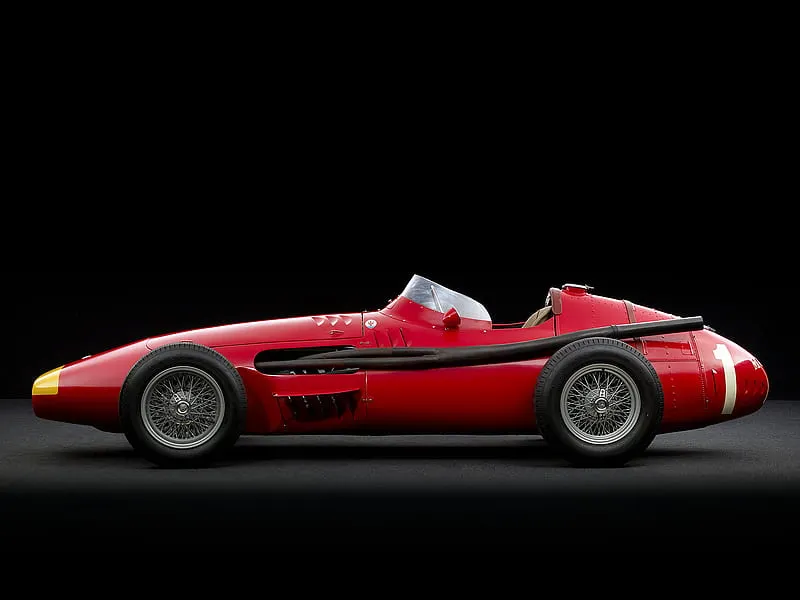 Maserati 250F de 1957 en rojo carreras vista lateral tres cuartos con el morro largo característico