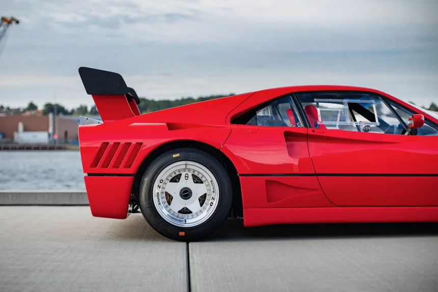  Ferrari 288 GTO Evoluzione en color rojo Maranello con alerón trasero gigante de fibra de carbono, conductos NACA y faldón delantero rediseñado para Grupo B 1986