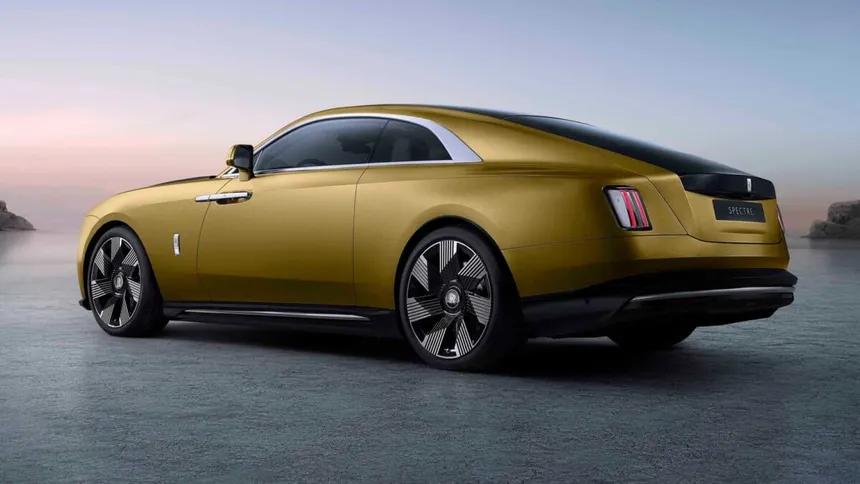 Vista trasera tres cuartos del Rolls-Royce Spectre, super coupé eléctrico de lujo