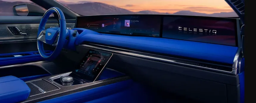 Interior del Cadillac Celestiq con pantalla panorámica de 55 pulgadas y techo de cristal de cuatro zonas