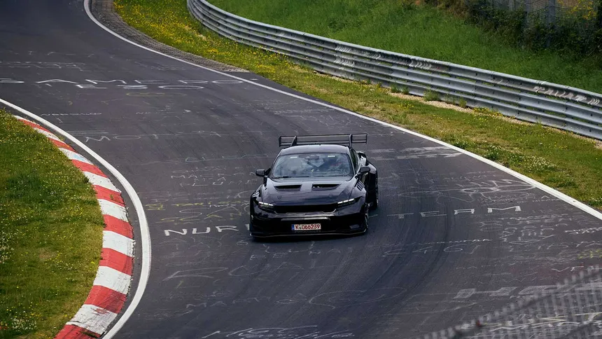 Ford Mustang GTD Competition a máxima velocidad en el Nordschleife con Dirk Müller al volante