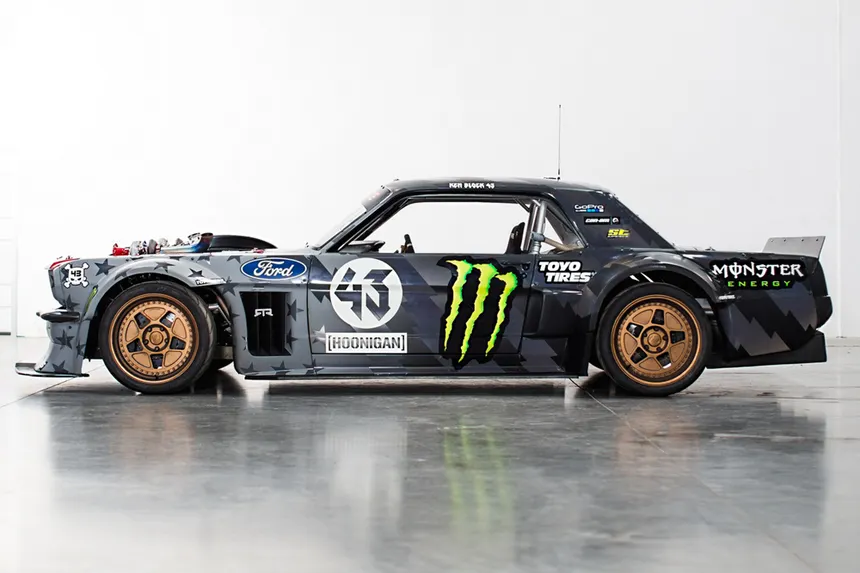 Hoonicorn V2 en las 99 curvas de Tianmen Mountain durante Climbkhana 2