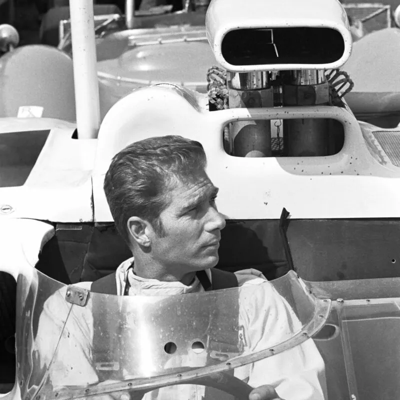 Jim Hall junto a un Chaparral 2J en Rattlesnake Raceway, Midland, Texas, finales de los años 60