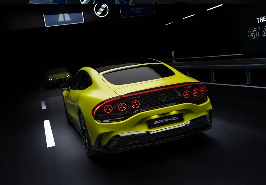 Concept AMG GT XX en color naranja Sunset Beam, vista frontal tres cuartos