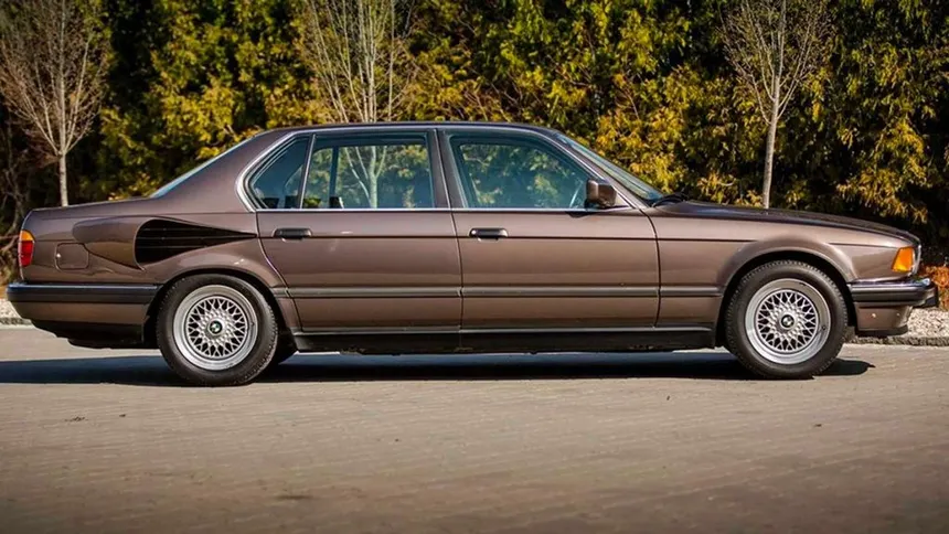 BMW 767iL Goldfisch V16 marrón con tomas de aire enormes detrás de las ruedas traseras y radiadores reubicados en el maletero, prototipo único de 1988