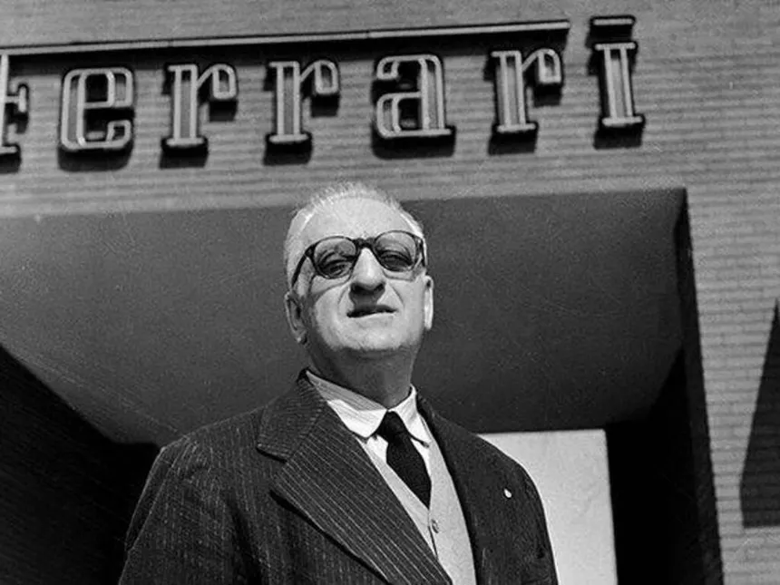 Enzo Ferrari con gafas oscuras en su despacho de Maranello apoyado sobre la mesa