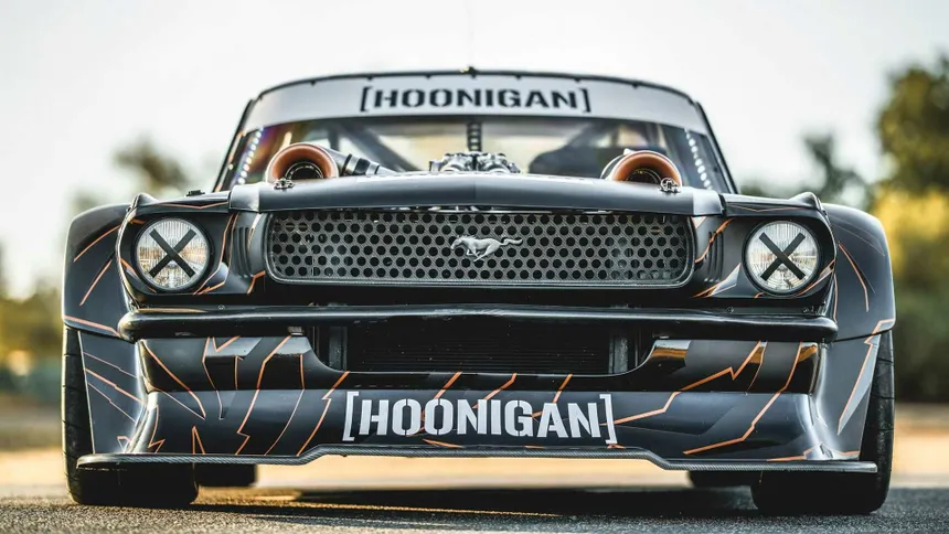 Hoonicorn V2 en las 99 curvas de Tianmen Mountain durante Climbkhana 2