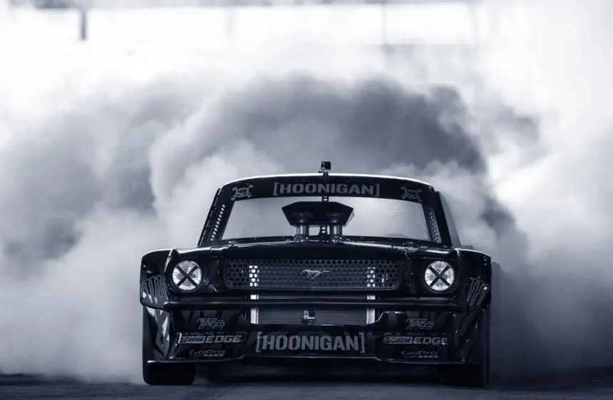 Vista del motor Roush Yates 410 V8 con turbos Garrett y colector Switzer Dynamics del Hoonicorn V2