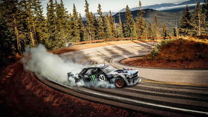 Hoonicorn RTR V2 de Ken Block en Pikes Peak durante el rodaje de Climbkhana 2017