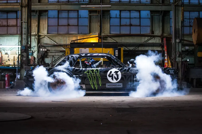 Ken Block conduciendo el Hoonicorn Mustang AWD durante el rodaje de Gymkhana 7 en Los Ángeles