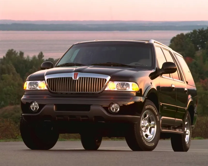 Lincoln Navigator primera generación 1998, SUV de lujo americano de tamaño completo en carretera abierta al atardecer