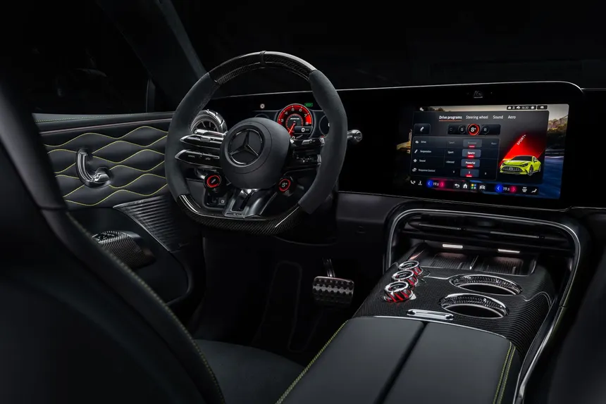 Volante del AMG GT 4 Puertas con dial AMGFORCE Sport+ que activa el sonido V8 sintético