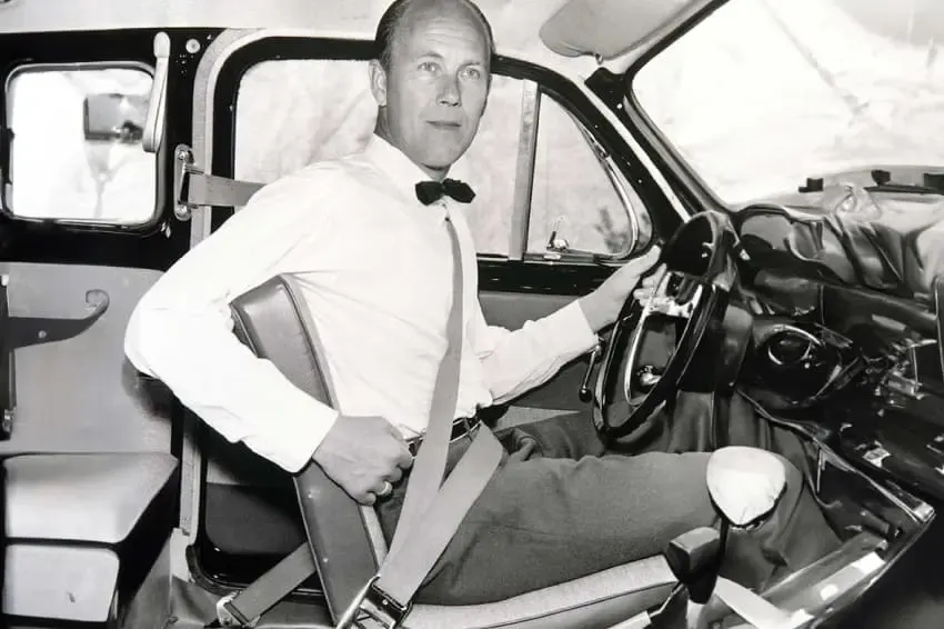 Nils Bohlin presentando el cinturón de tres puntos de Volvo en 1959