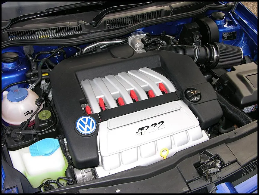 VR6 3.2 transverse engine bay Golf R32 top view