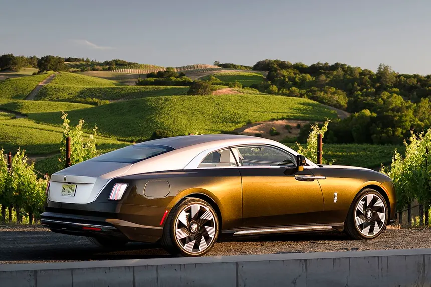 Vista trasera tres cuartos del Rolls-Royce Spectre, super coupé eléctrico de lujo