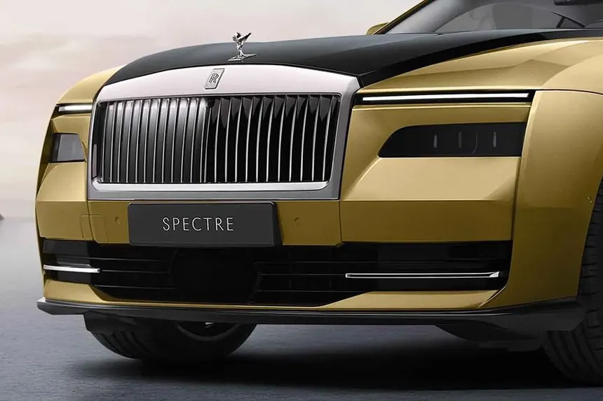 Frontal del Rolls-Royce Spectre con la figura Spirit of Ecstasy y parrilla Pantheon iluminada