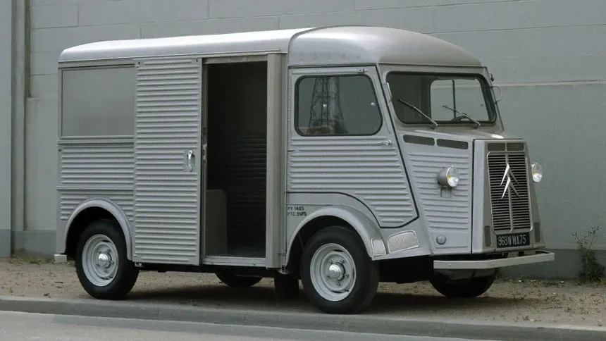 Citroën Type H gris con chapa ondulada lateral, vista tres cuartos delantera, morro tipo cerdo y faros redondos