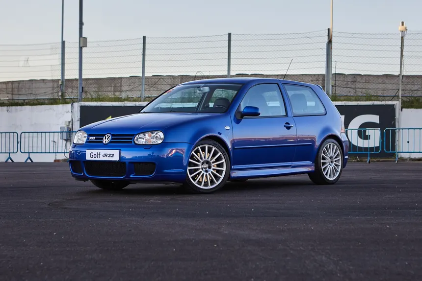 Volkswagen Golf R32 Mk4 in blue with 18-inch OZ wheels side profile