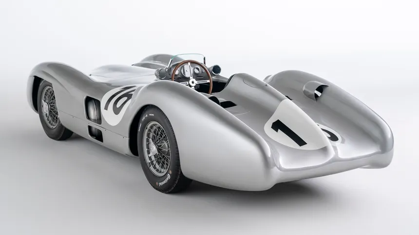 Mercedes-Benz W196 Streamliner plateado con carrocería cerrada en Reims 1954