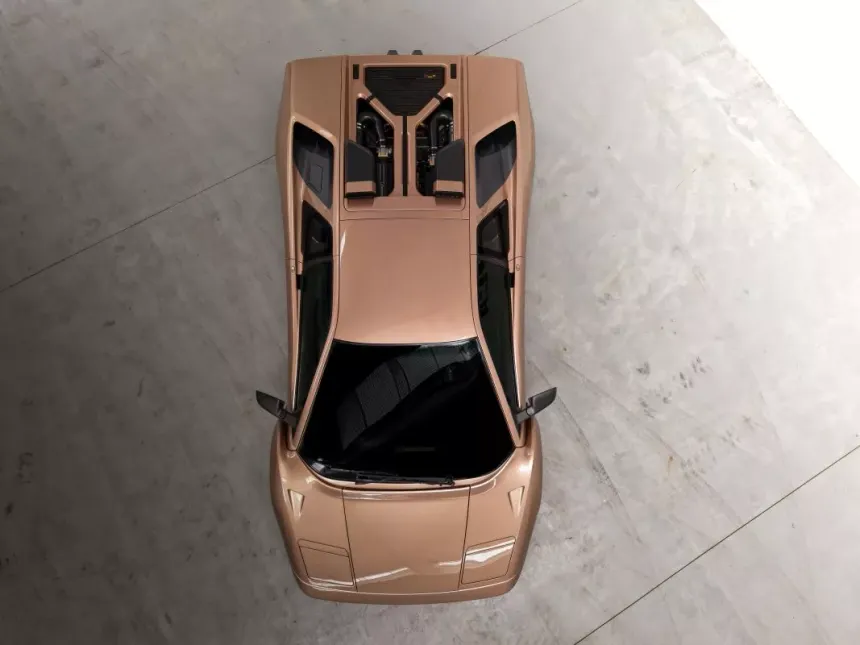 Eccentrica V12, Lamborghini Diablo restomod in carbon fibre with redesigned bodywork