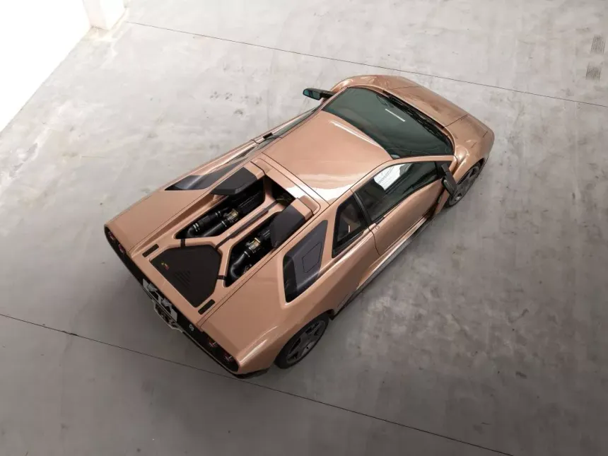 Eccentrica V12, Lamborghini Diablo restomod in carbon fibre with redesigned bodywork