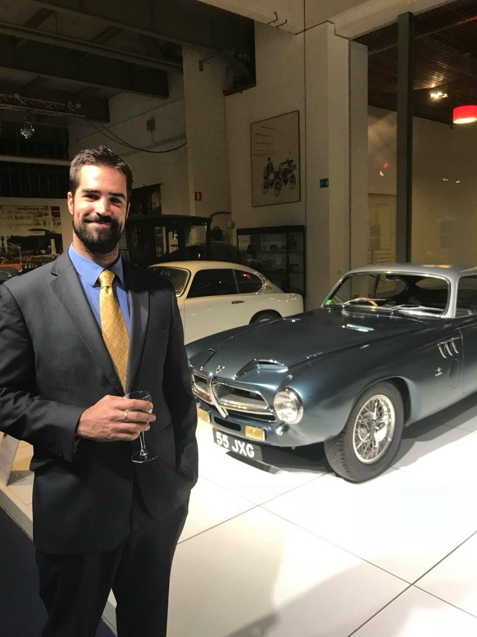 Miguel Fenollosa Ricart accanto a una Pegaso Z-102