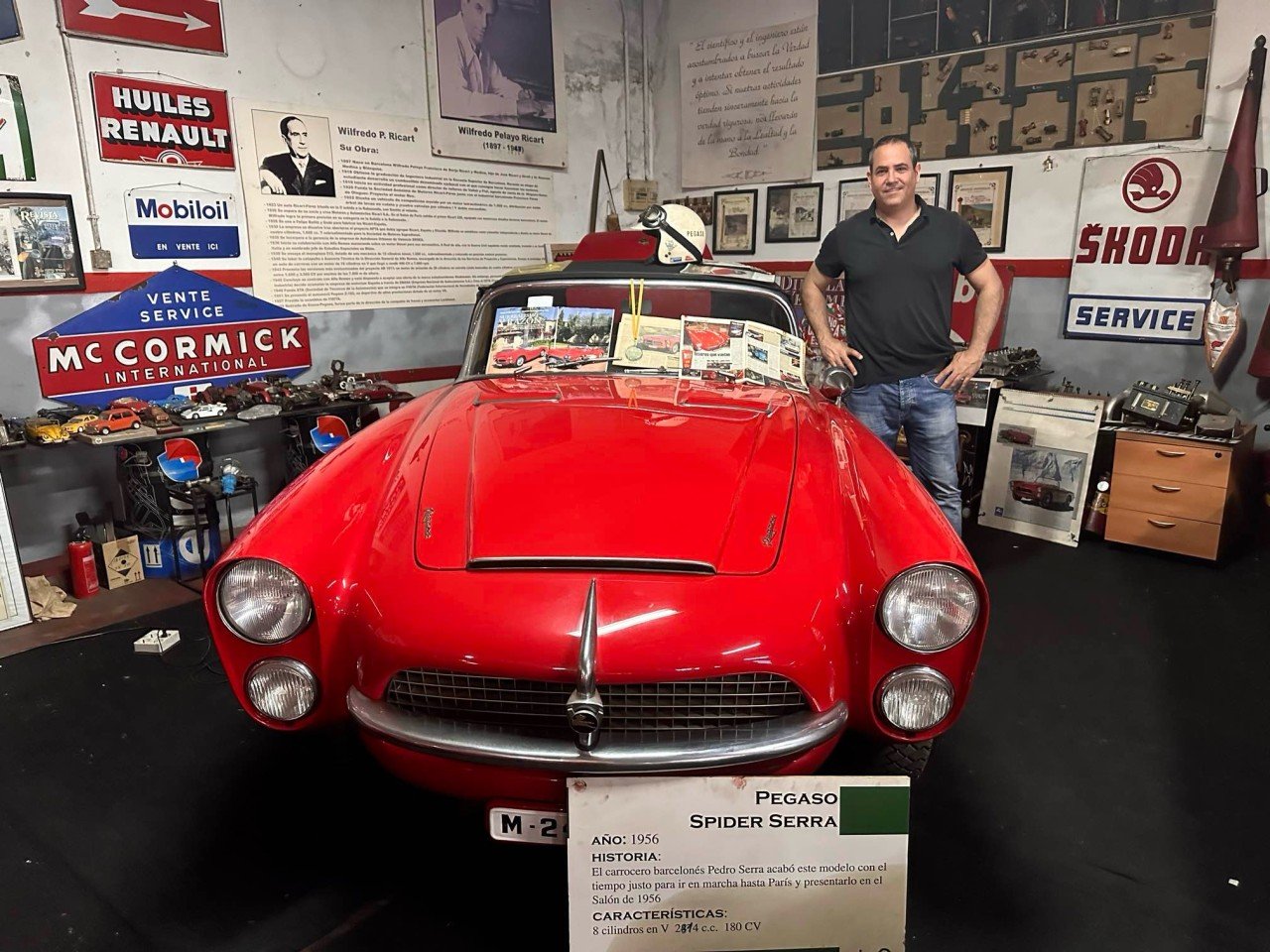 Jim Palau-Ribes accanto a una Pegaso Spider Serra