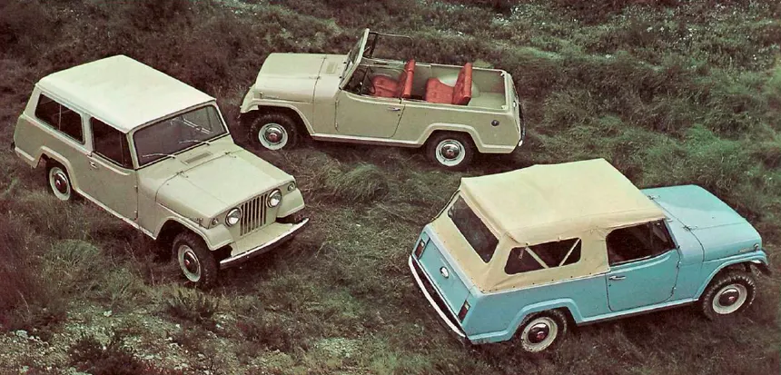 Jeep Comando azul celeste de VIASA fabricado en Zaragoza, todoterreno español clásico