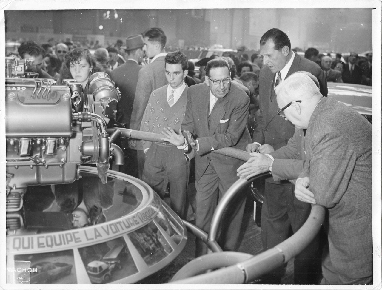 Motore V8 Pegaso esposto a un salone degli anni Cinquanta