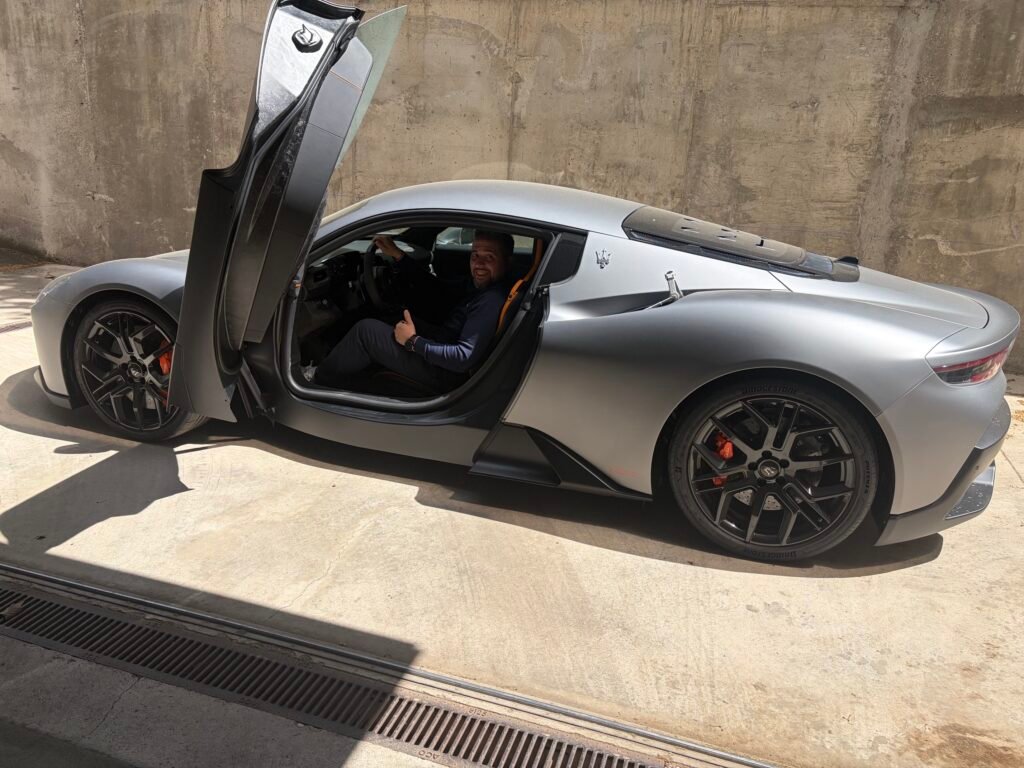 yo en un maserati mc20