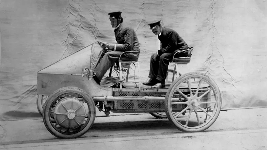 Ferdinand Porsche junto al Lohner-Porsche de tracción total construido para E. W. Hart en 1901