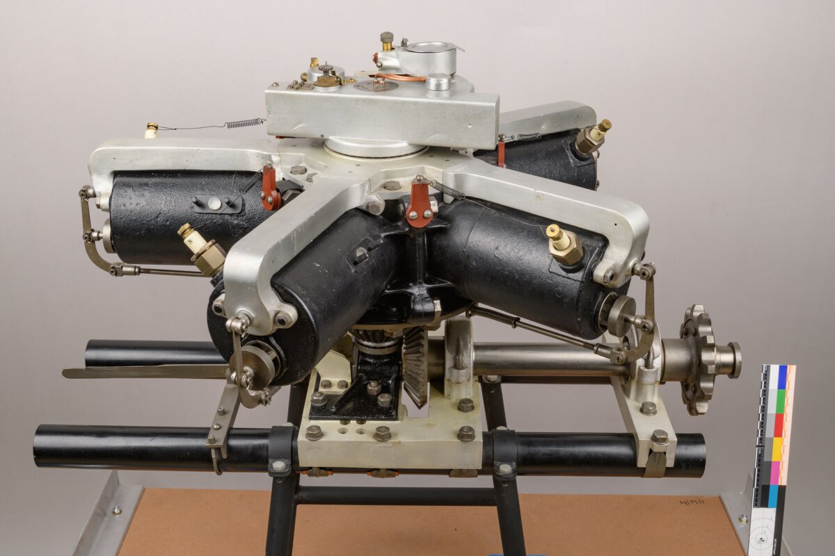 Motore rotativo Adams-Farwell a cinque cilindri del 1907 conservato allo Smithsonian