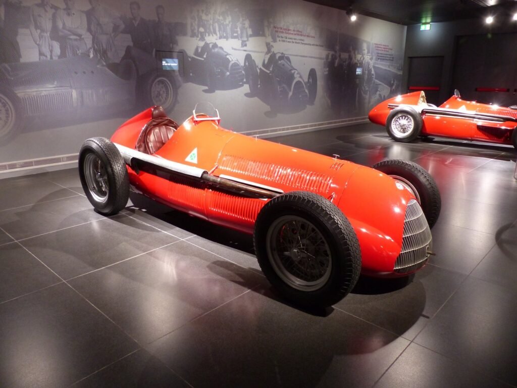 Alfa Romeo 158 Alfetta de 1950 junto a un 159 de 1951 en el Museo Storico Alfa Romeo