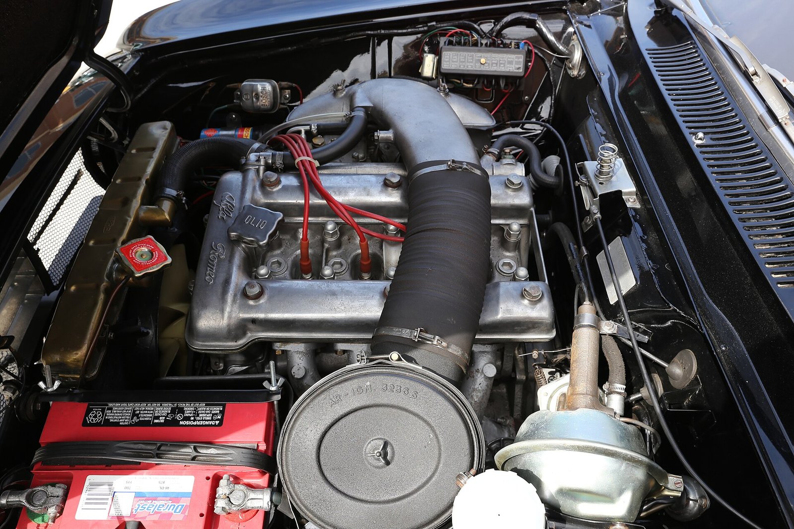 Motore bialbero Alfa Romeo 1300 con camere di combustione emisferiche